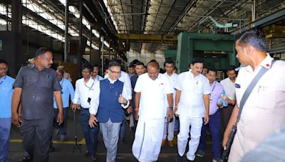 Kumaraswamy assures revival of HMT MTL, action to protect company’s land