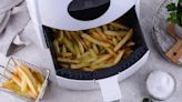 Adiós a la grasa en la air fryer: la pastilla que deberás cocinar dentro del electrodoméstico para dejarla impoluta