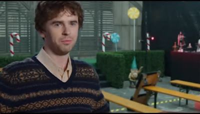 Freddie Highmore torna nei panni di Charlie Bucket in un video parodia della Willy’s Chocolate Experience