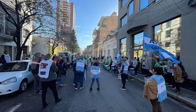 Protesta frente a la sede de INADI Santa Fe en rechazo a los nuevos despidos