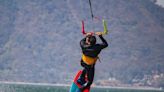 ¿Qué es el kitesurf el deporte en el que brilla Santiago Cisneros?