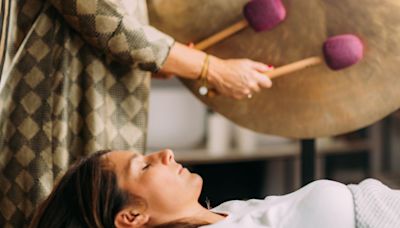 What is a gong bath? What it is, 5 health benefits, plus gong baths near you