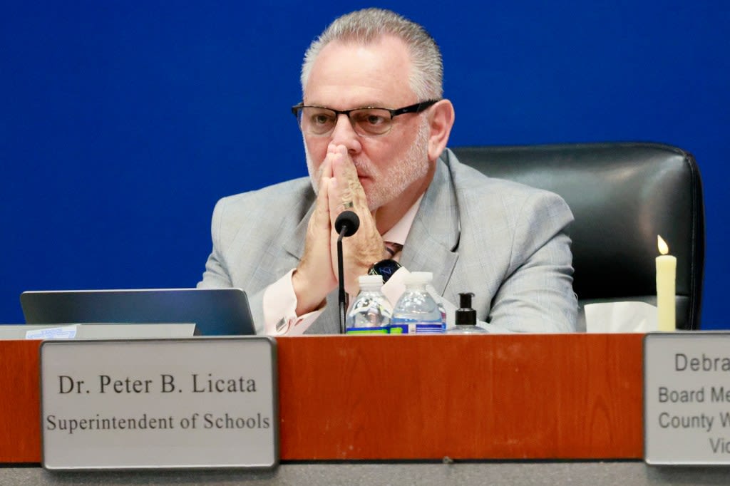 Ex-Broward superintendent may get $138,000 and non-disparagement agreement