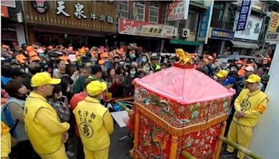 白沙屯媽祖/黑衣人跪拜求賜福...媽祖「繞道離開」 廟方曝原因：不要攔轎！ | 中天新聞網