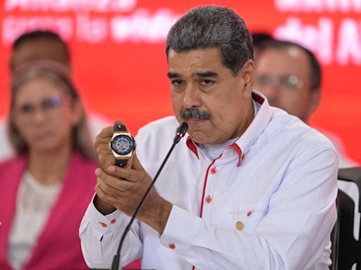 Maduro volvió a fustigar a Milei y recordó a Maradona con un reloj que le regaló el crack: “Su fuerza está con nosotros”