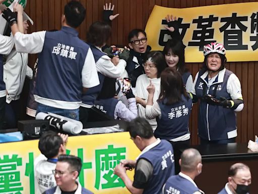 立委大亂鬥前先佈置場地 藍綠喊口號互噴