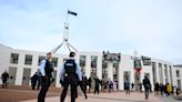 Manifestantes propalestinos rebasan la seguridad del Parlamento australiano para desplegar pancartas