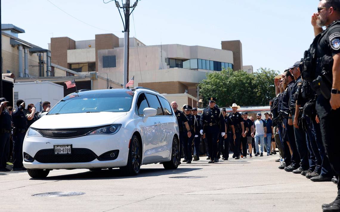 Fort Worth police sgt. dies after he’s hit by suspected drunk driver at I-35 crash scene