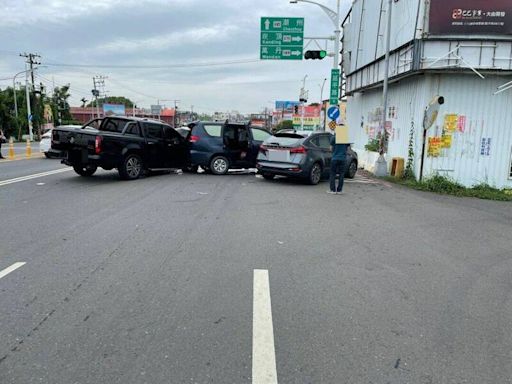 賓士皮卡一連撞4車 台88線進潮州路口上班尖峰一度回堵