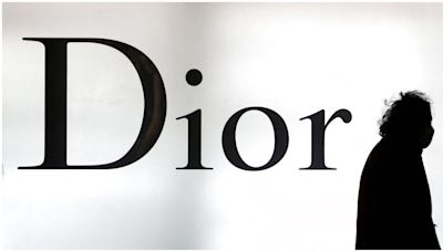 一顆Dior「成本2千」賣10萬？外包中國疑涉血汗製造