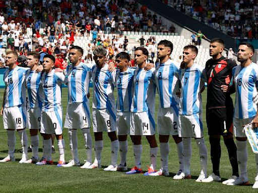 ¿Espíritu olímpico? Franceses pasan la cuenta y pifian el himno de Argentina en el inicio del fútbol - La Tercera