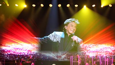 At 81, Barry Manilow doesn't miss a beat at sweet, fun, final (he says) Milwaukee concert