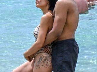 ¡Rosario Dawson y su novio derrochan pasión en la playa! ¡Míralos!