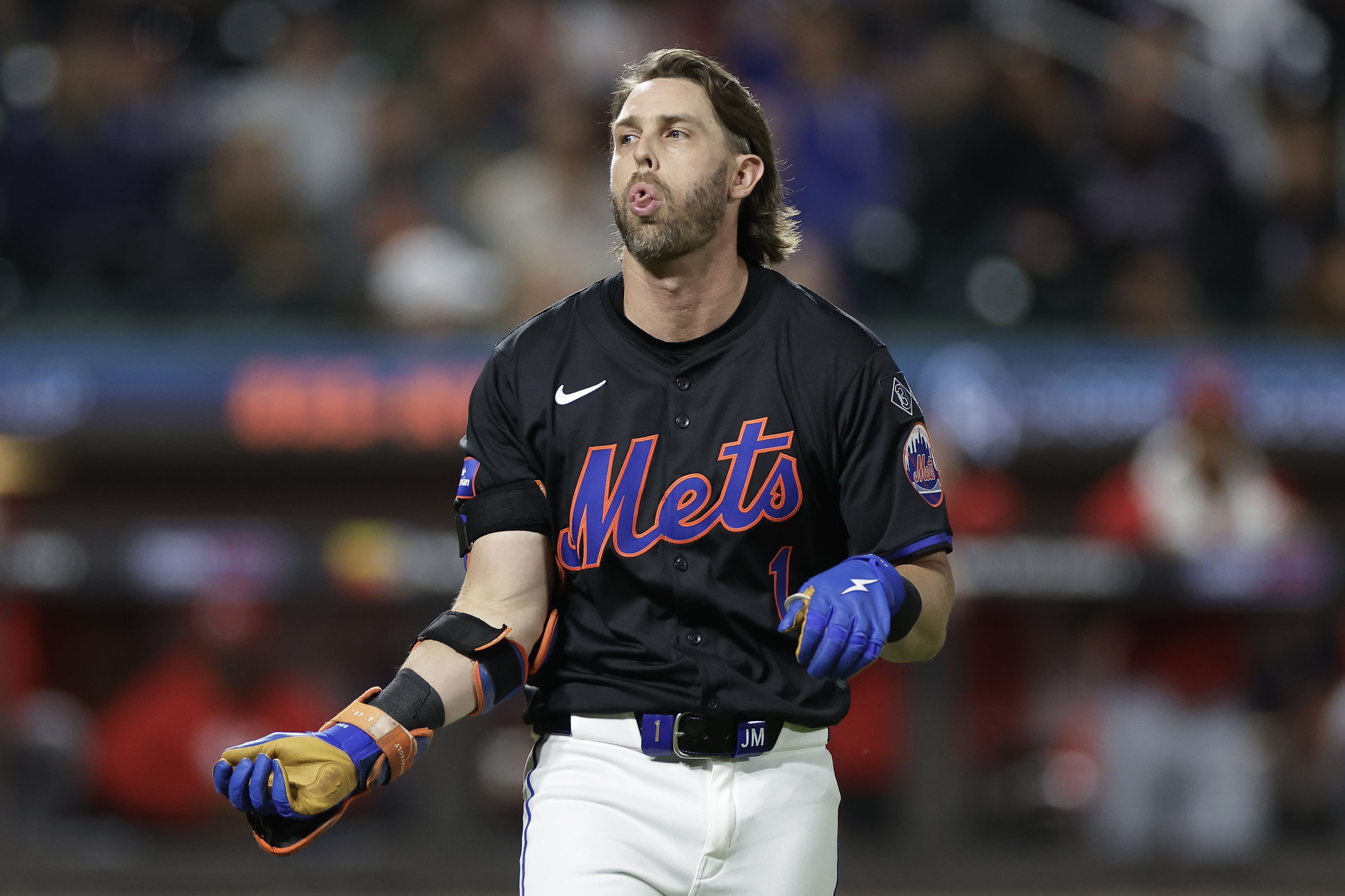 Mets 2B Jeff McNeil suffers fractured wrist, will miss remainder of regular season