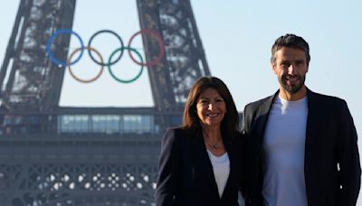 Organizadores de Juegos de París presentan los cinco anillos olímpicos sobre la Torre Eiffel