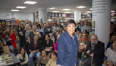 La periodista Nieves Concostrina presentó en la Librería Letras de Ávila su último trabajo