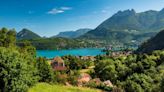 Perle méconnue du lac d'Annecy, ce petit village au charme fou et aux paysages tout aussi dingues est à voir absolument