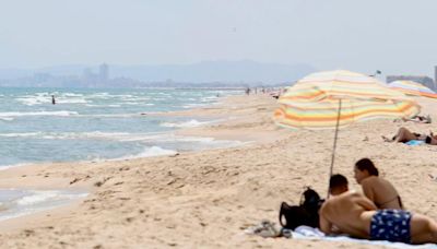 Vuelta a la normalidad y primeros baños en las playas de València