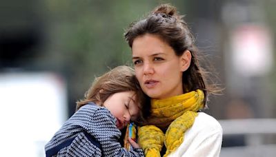 Expert Insight: Katie Holmes’ Emotional Complexity Intensifies as Daughter Suri Approaches Adulthood