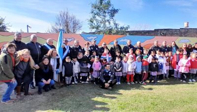 Con un mural, niños santafesinos recordaron a los perros de guerra de Malvinas