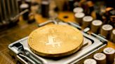 Bitcoin sobe mais de 3% após passar maior parte da semana em queda
