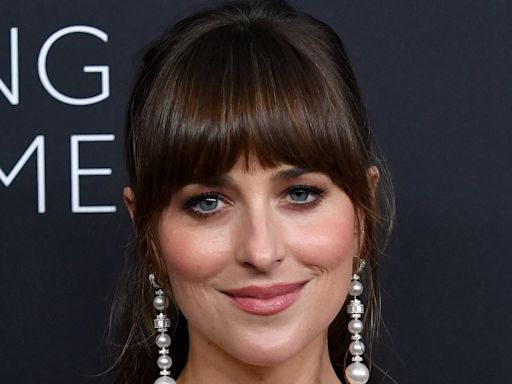 Dakota Johnson appears WITHOUT her engagement ring