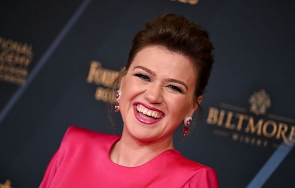 Kelly Clarkson Stole the Show at the Daytime Emmy Awards In a Stunning Pink Dress