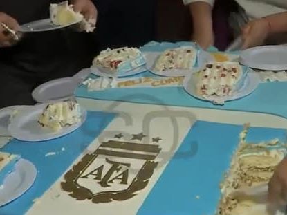 Argentine: Messi a partagé un énorme gâteau d’anniversaire avec des fans présents devant l’hôtel