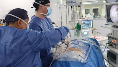 Vithas Sevilla retransmite una cirugía en vivo para formar a los especialistas en endoscopia biportal de columna