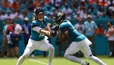 Jacksonville Jaguars RB Tank Bigsby leaves game vs. Browns with shoulder injury