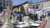 Tablero de ajedrez con torre de Catedral: cientos de escolares disfrutaron de un torneo con piezas gigantes de caucho reciclado