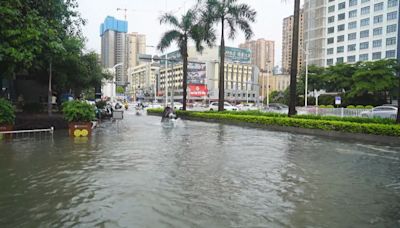 廣西多處暴雨水浸 消防人員出動橡皮艇救出被困居民