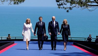 Retrouvailles solennelles et ensoleillées pour les couples Macron et Biden à Colleville-sur-Mer