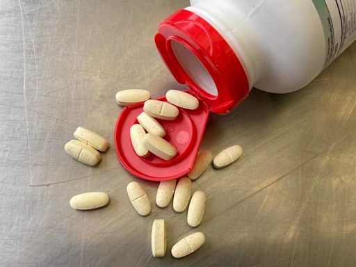 Popping multivitamins may not actually help people live longer, study finds