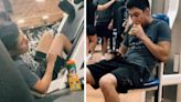 Captan a joven comiendo un sobre para perro mientras hace su rutina en el gym