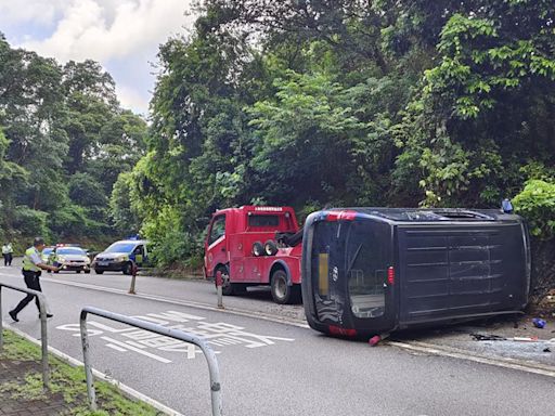 八鄉客貨車自炒亘路中 司機一度被困