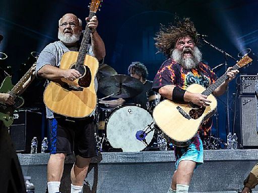 Jack Black flanked by 'Secret Service-style' bodyguards in Australia