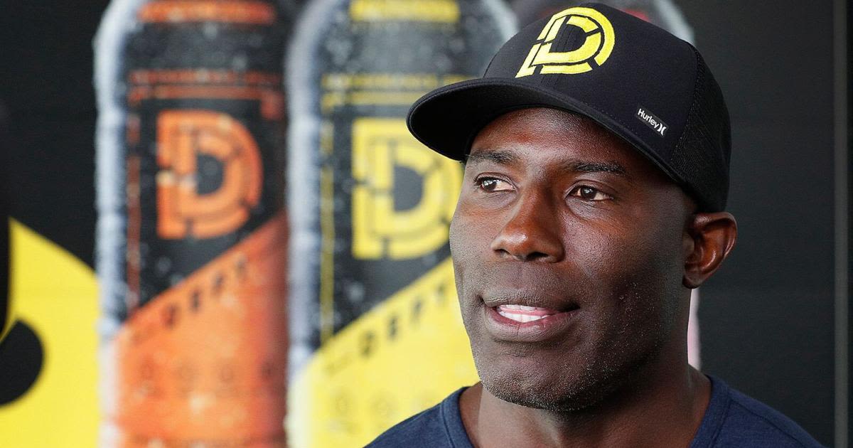 ‘Treated like a convict’: NFL legend Terrell Davis describes getting handcuffed on a plane near his kids after asking for ice