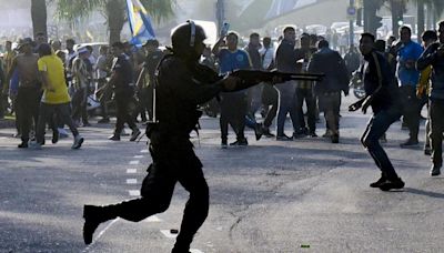 Duros enfrentamientos entre hinchas de Rosario Central y la policía