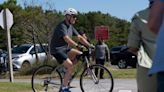 “Mi pie se atoró”: Biden se cae de la bicicleta en Rehoboth Beach