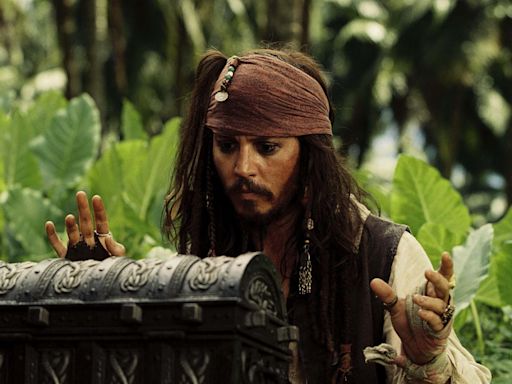 Johnny Depp surprises children in hospital dressed as Captain Jack Sparrow