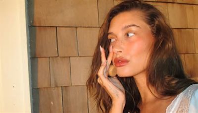 Hailey Bieber confirma que las uñas ‘glazed’ no han pasado de moda y que serán las más deseadas esta primavera