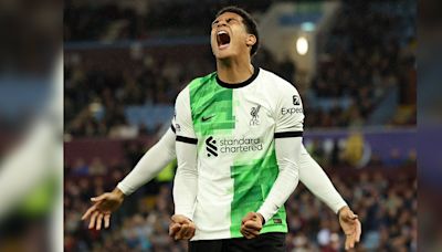 Aston Villa 'roba' triunfo a Liverpool con dos goles sobre la hora