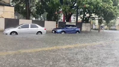 屏東下午時雨量破百毫米道路積淹水 居民驚呼「好像颱風」