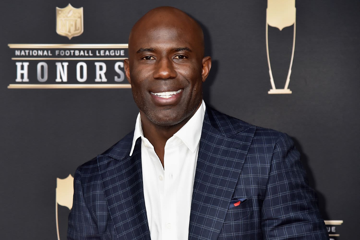 NFL Star Terrell Davis Says He Was Handcuffed on United Flight After He ‘Lightly Tapped’ Flight Attendant