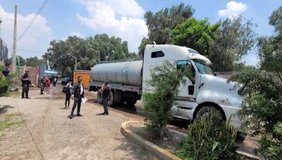 Arrestan a dos por extraer agua de pozo clandestino en Acolman, Edomex; aseguran camión tipo cisterna