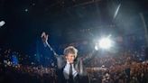 Con campera de cuero y una banda acompañándolo, así fue el show de Milei en el escenario del Luna Park