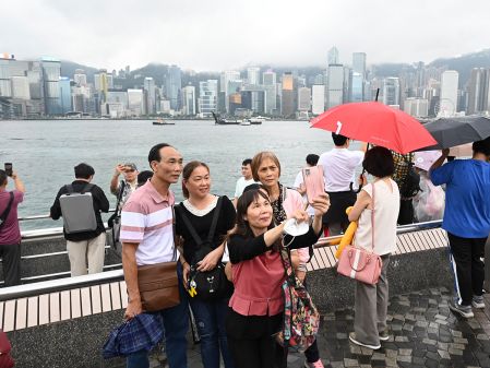 香港花巨大氣力發展旅遊業 值得嗎？(圖) - 時評 - 顏寶剛