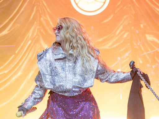 Paulina Rubio insulta a miembro de su banda en pleno concierto