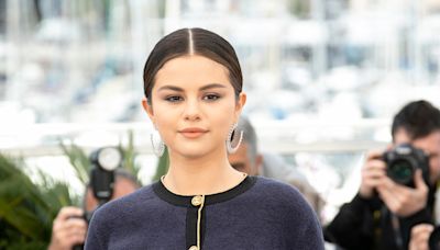 Selena Gomez partage la brume hydratante qu'elle utilise chaque jour pour booster son éclat